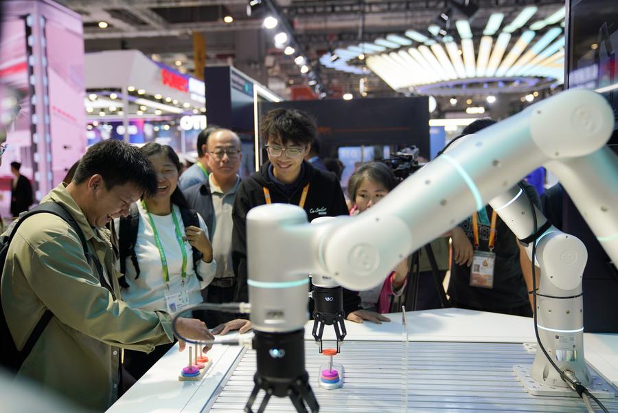 Cutting-edge technologies attract visitors at 8th CIIE