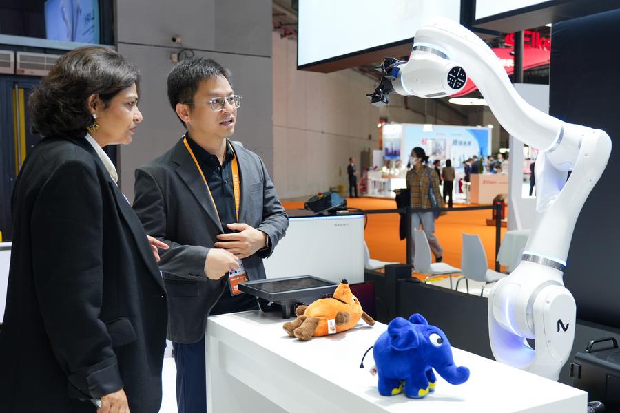 Cutting-edge technologies attract visitors at 8th CIIE