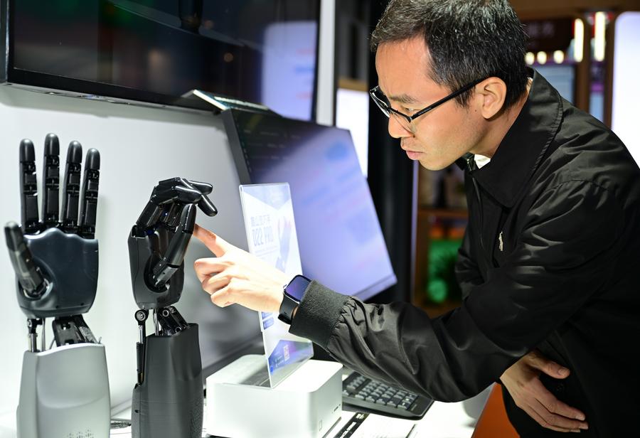 Cutting-edge technologies attract visitors at 8th CIIE