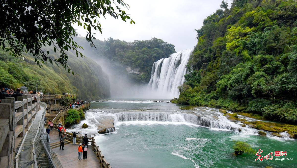 Autumn scenery graces Huangguoshu Waterfall in southwest China's Guizhou Province