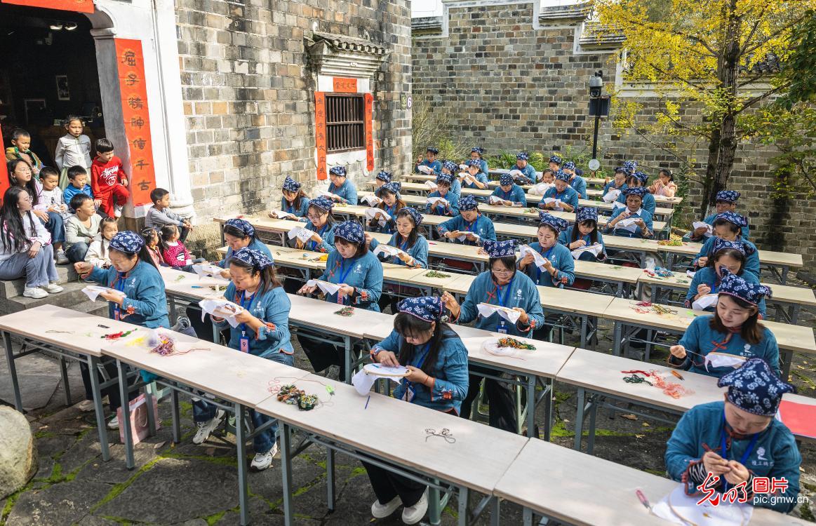 Embroidery artisans showcase exquisite skills in central China's Hubei