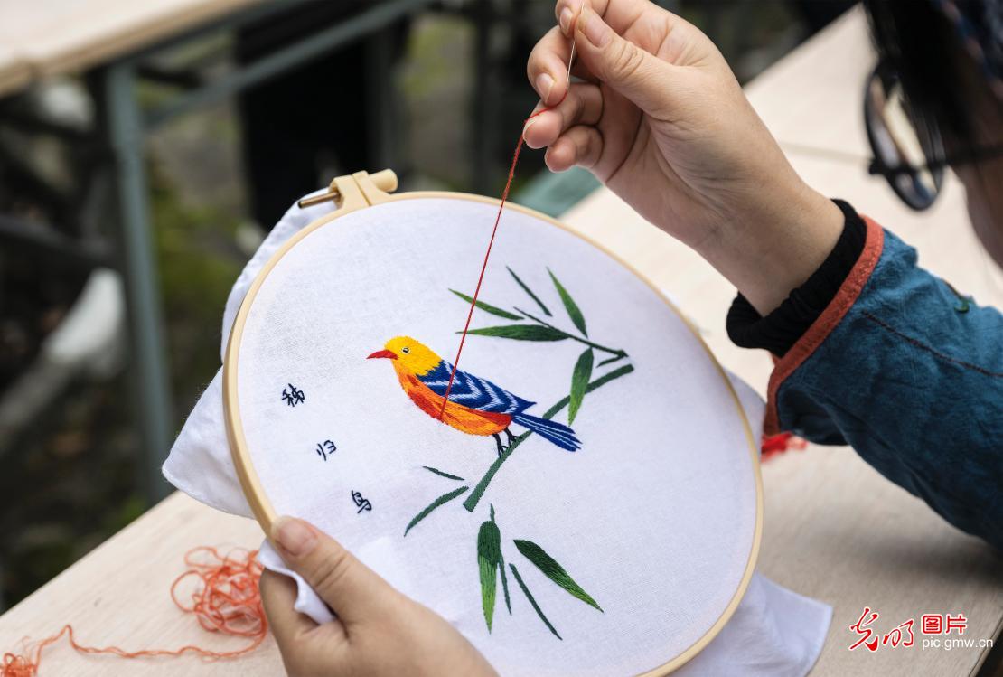Embroidery artisans showcase exquisite skills in central China's Hubei