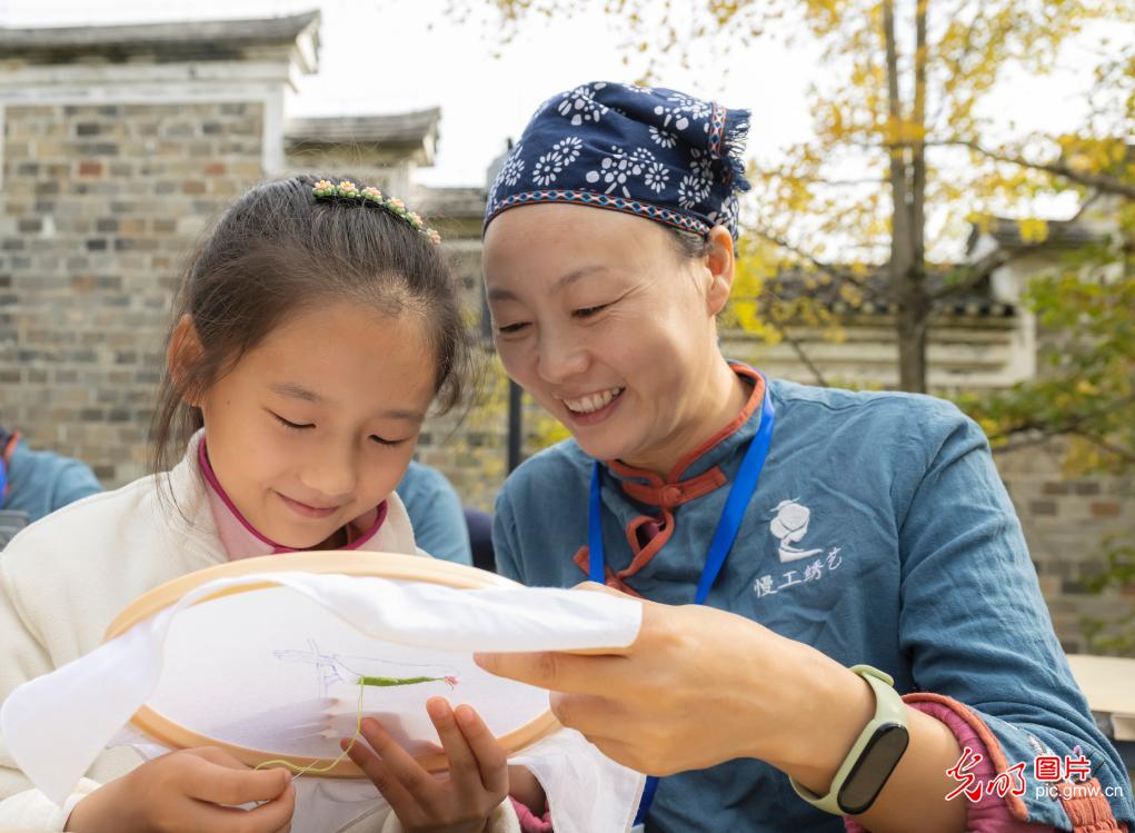 Embroidery artisans showcase exquisite skills in central China's Hubei