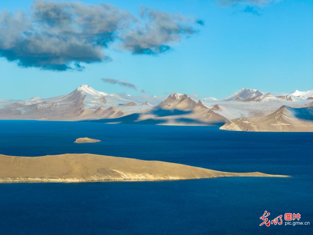 Mirror-like beauty of Puma Yumco Lake in SW China's Xizang