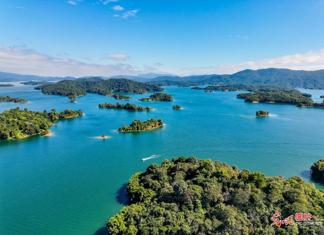 Picturesque autumn scenery unfolds at Wanlv Lake in S China's Guangdong Picturesque autumn scenery unfolds at Wanlv Lake in S China's Guangdong