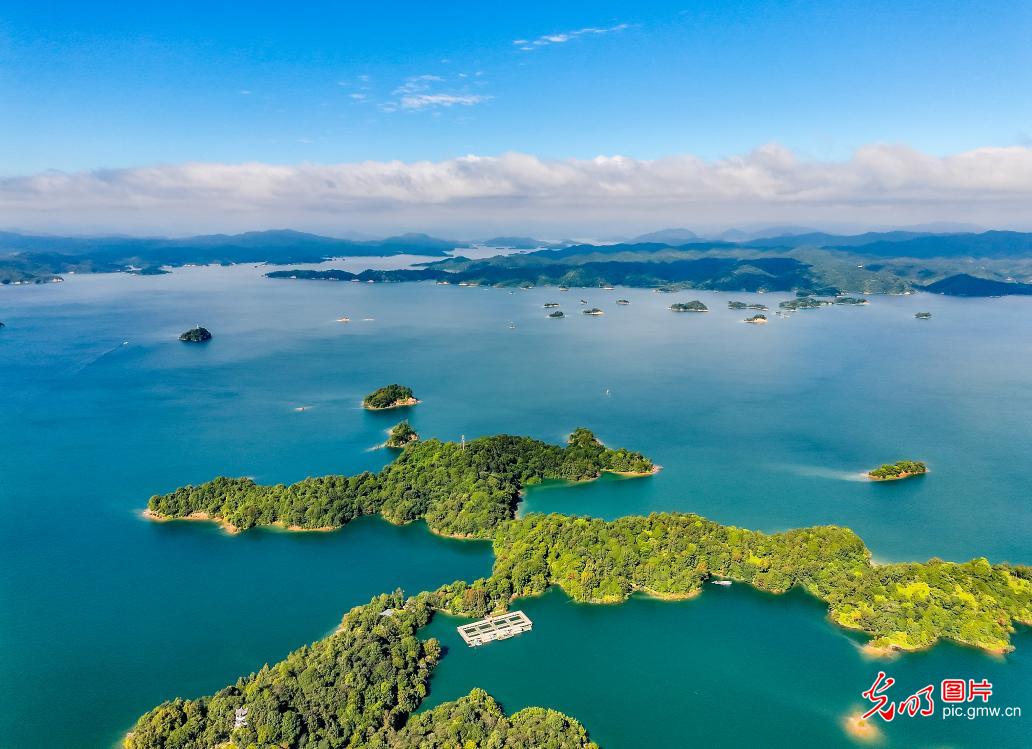 Picturesque autumn scenery unfolds at Wanlv Lake in S China's Guangdong Picturesque autumn scenery unfolds at Wanlv Lake in S China's Guangdong
