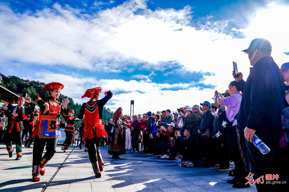 Visitors enjoy Yao song and dance amid autumn scenery in S China's Guangxi Visitors enjoy Yao song and dance amid autumn scenery in S China's Guangxi