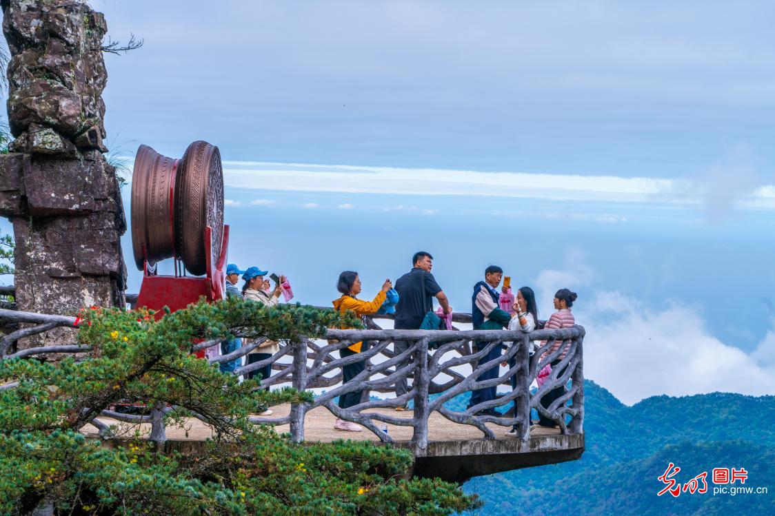 Visitors enjoy Yao song and dance amid autumn scenery in S China's Guangxi Visitors enjoy Yao song and dance amid autumn scenery in S China's Guangxi