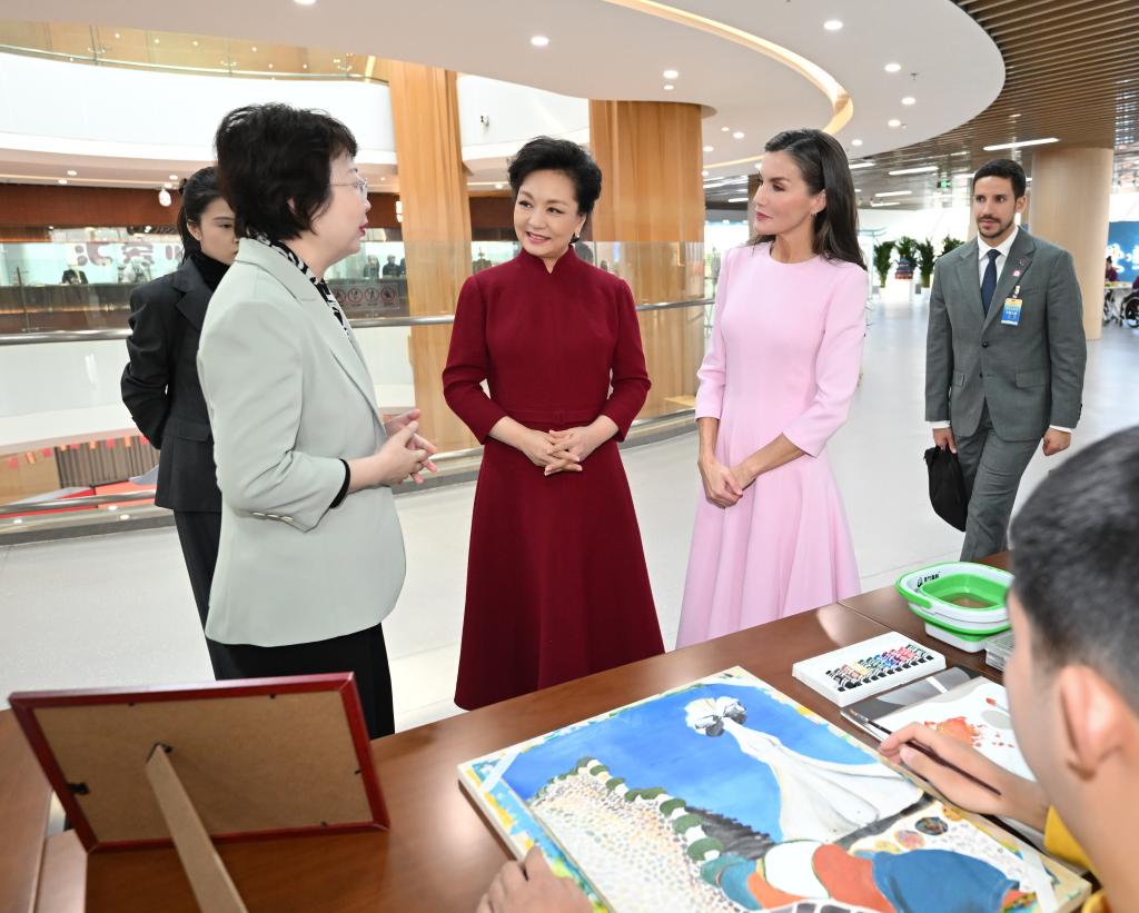 Peng Liyuan, Spain's Queen Letizia visit service center for persons with disabilities in Beijing