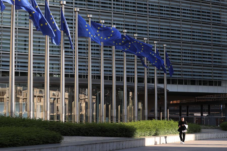 EU expects economy to expand moderately