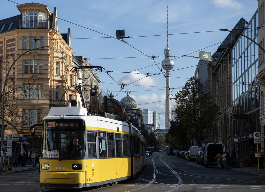 EU expects economy to expand moderately