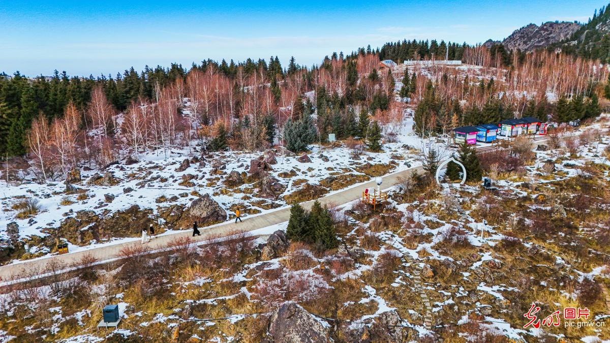 Snow-clad Tianshan creates winter wonderland in NW China's Xinjiang