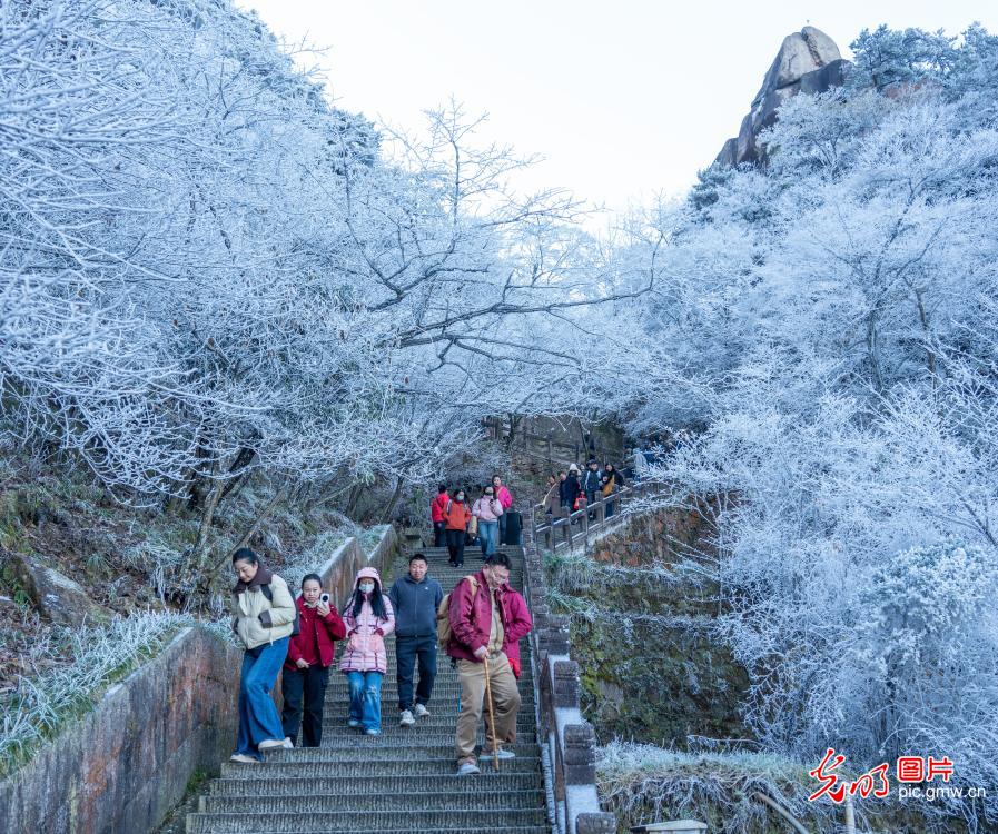 Rime scenery on Mount Jiuhua in E China’s Anhui