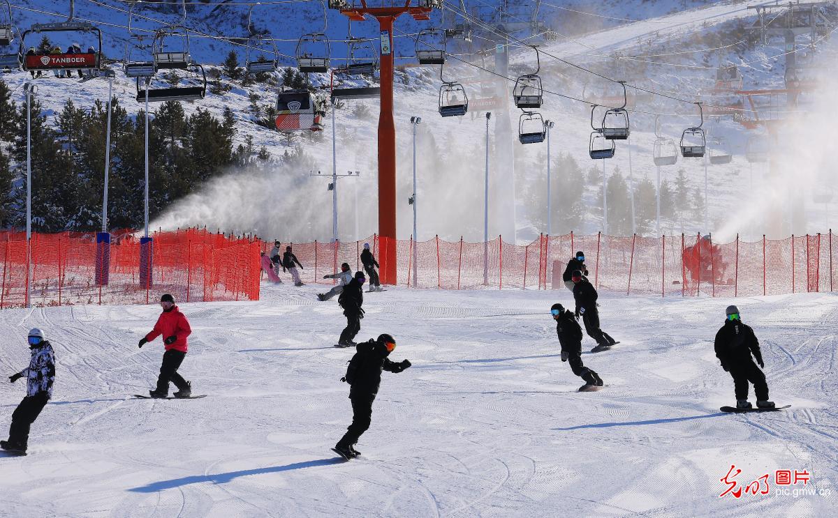 Ski resort welcomes visitors in Xinjiang