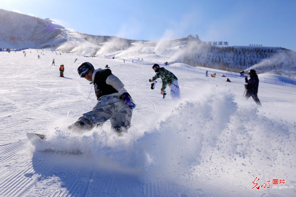 Ski resort welcomes visitors in Xinjiang