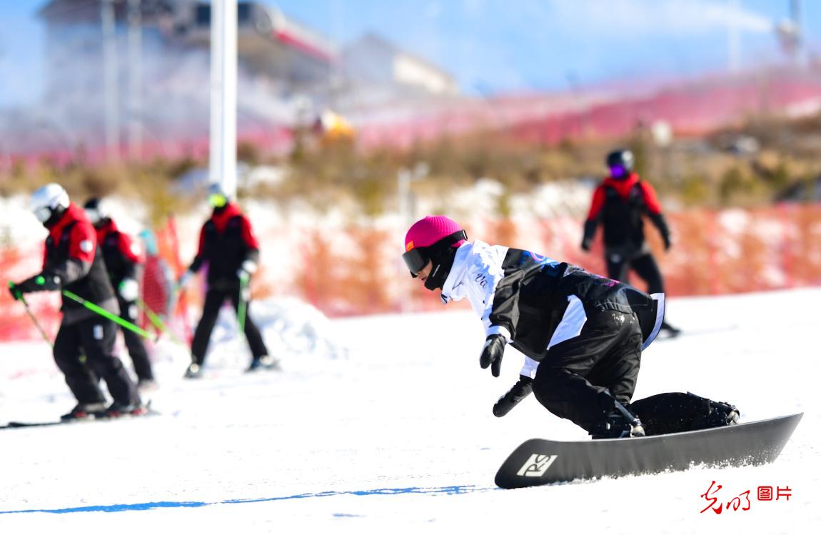 Ski resort welcomes visitors in Xinjiang