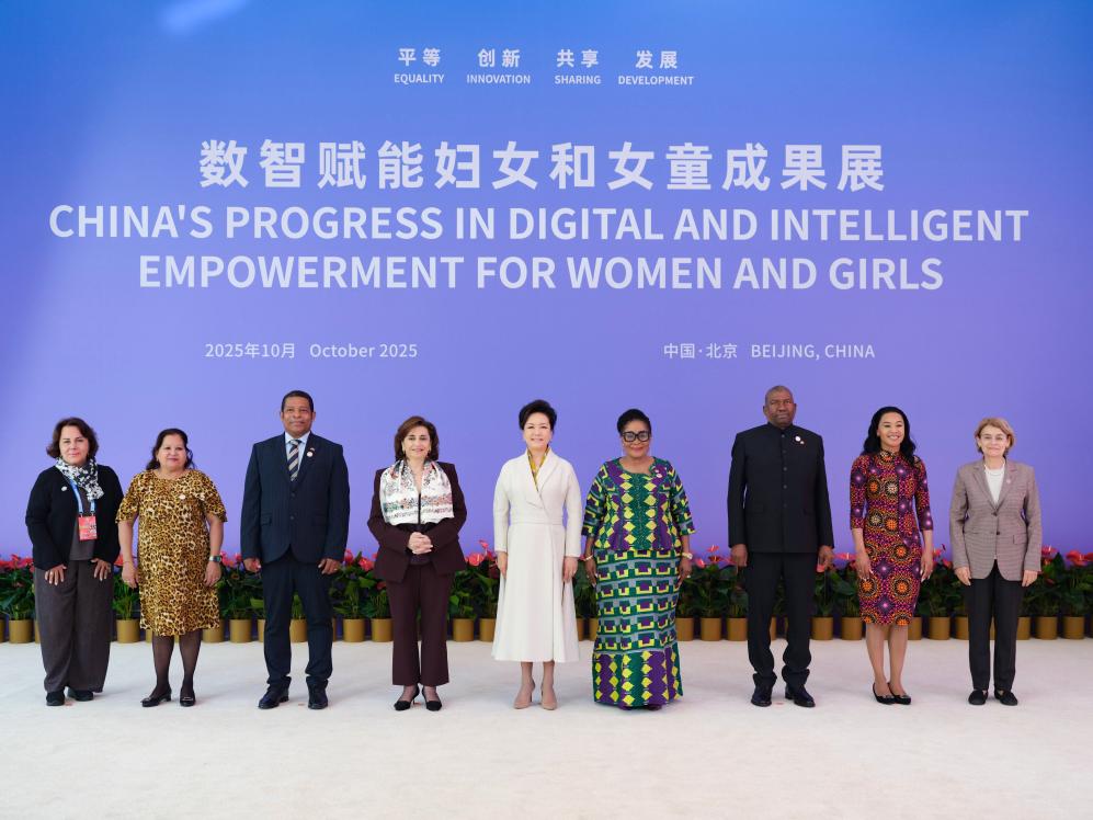 Peng Liyuan visits exhibition on digital, intelligent empowerment for women, girls