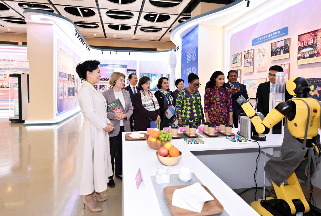 Peng Liyuan visits exhibition on digital, intelligent empowerment for women, girls