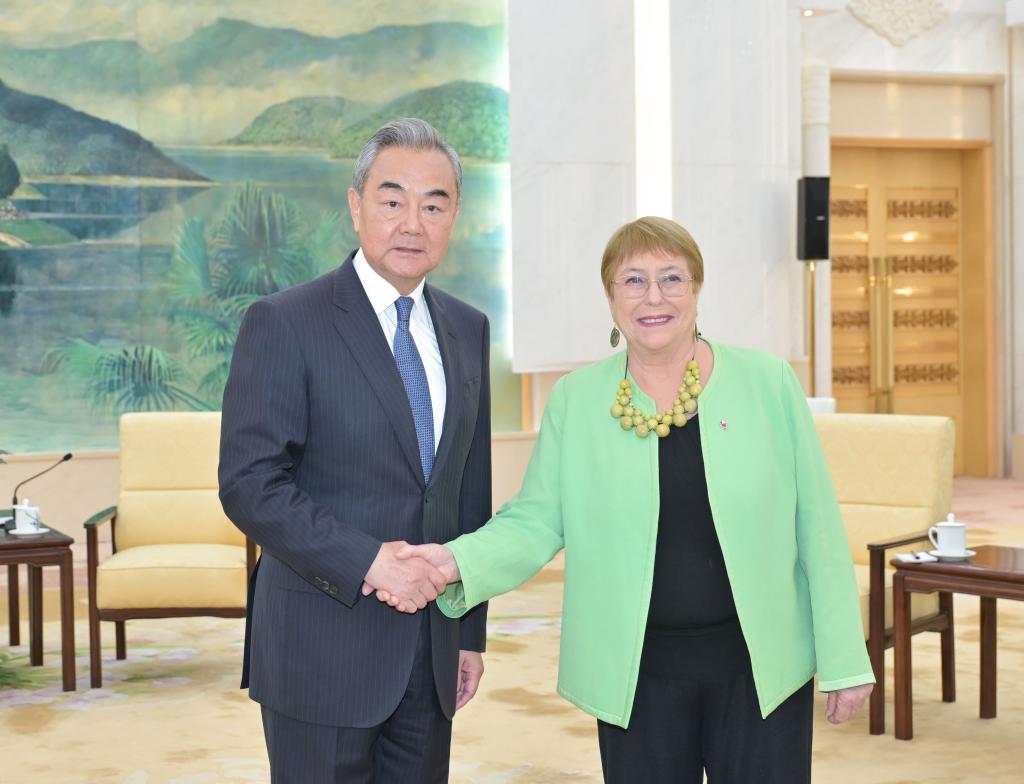 Chinese FM meets former Chilean president