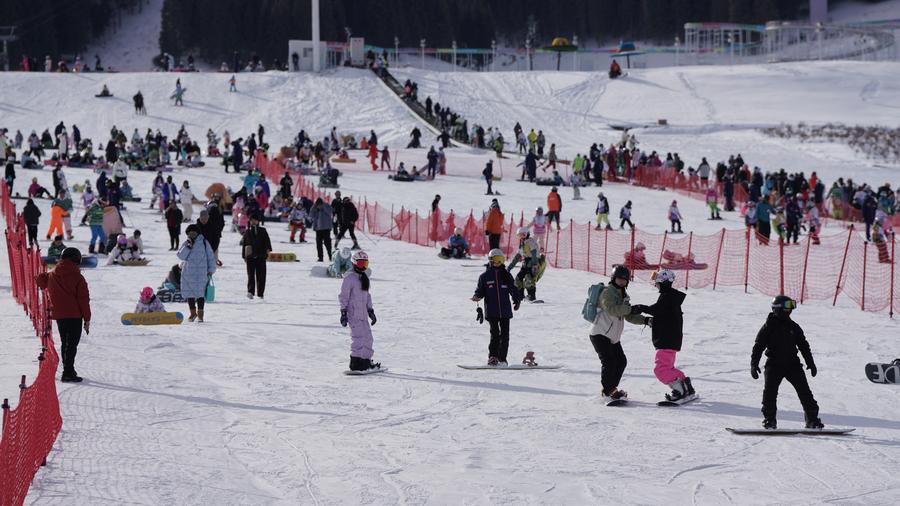 Xinhua Headlines: Influx of int'l tourists helps illuminate the real Xinjiang