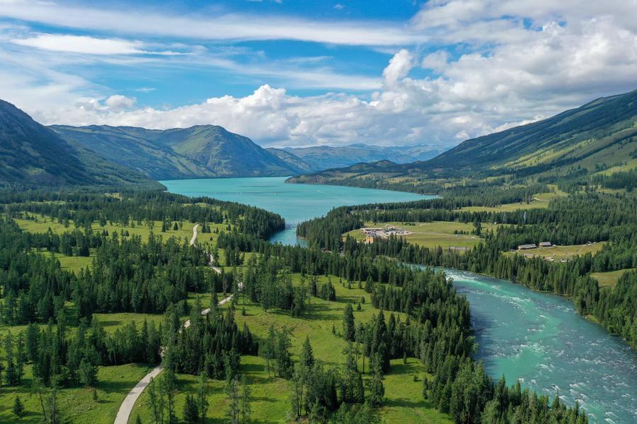 Influx of int'l tourists helps illuminate the real Xinjiang