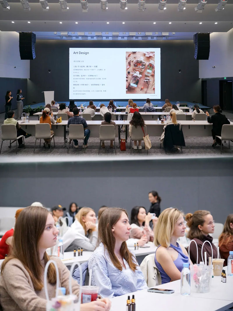 Foreigners experience floating flower scented bottle DIY in Longgang, SE China's Shenzhen Foreigners experience floating flower scented bottle DIY in Longgang, SE China's Shenzhen