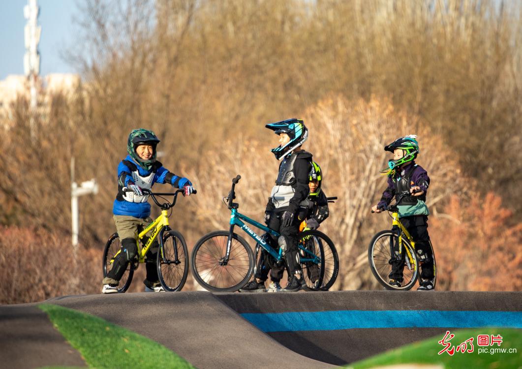 Young riders hone skills at pump track in NW China's Ningxia Young riders hone skills at pump track in NW China's Ningxia