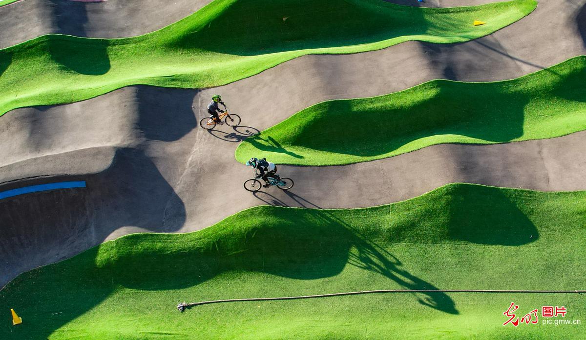 Young riders hone skills at pump track in NW China's Ningxia Young riders hone skills at pump track in NW China's Ningxia
