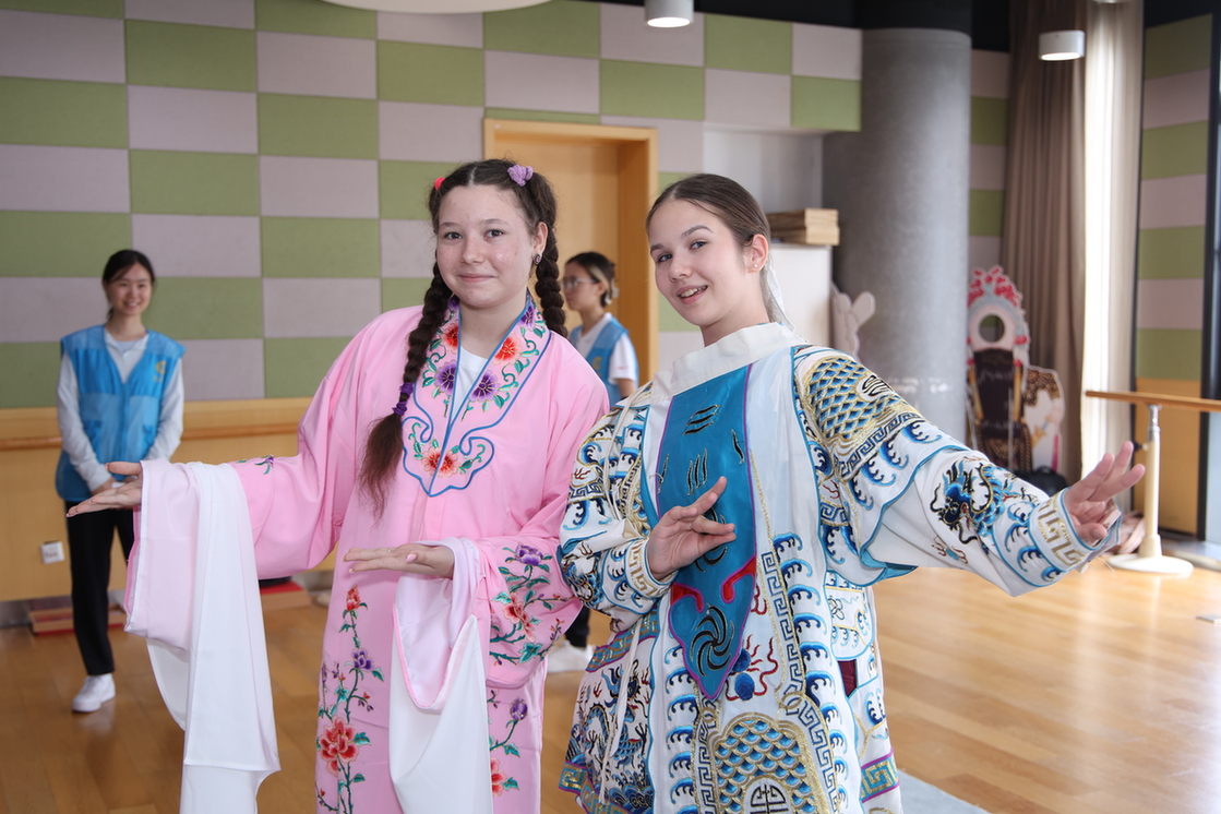 “文化小大使”沉浸式体验中国非遗