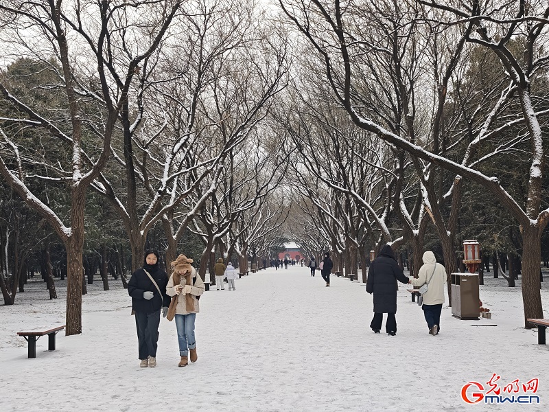 Snowfall brings serene winter beauty to the Temple of Heaven Snowfall brings serene winter beauty to the Temple of Heaven