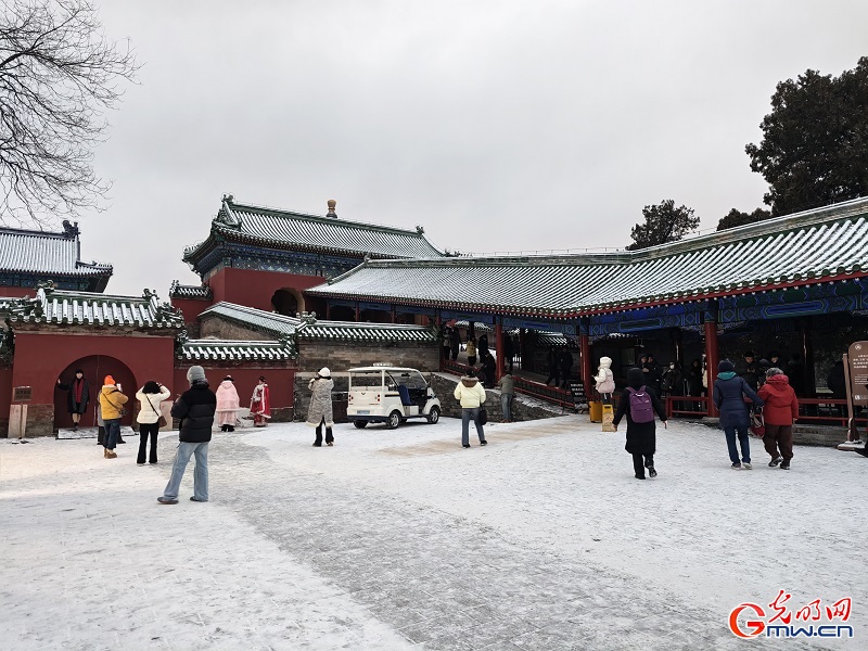 Snowfall brings serene winter beauty to the Temple of Heaven Snowfall brings serene winter beauty to the Temple of Heaven