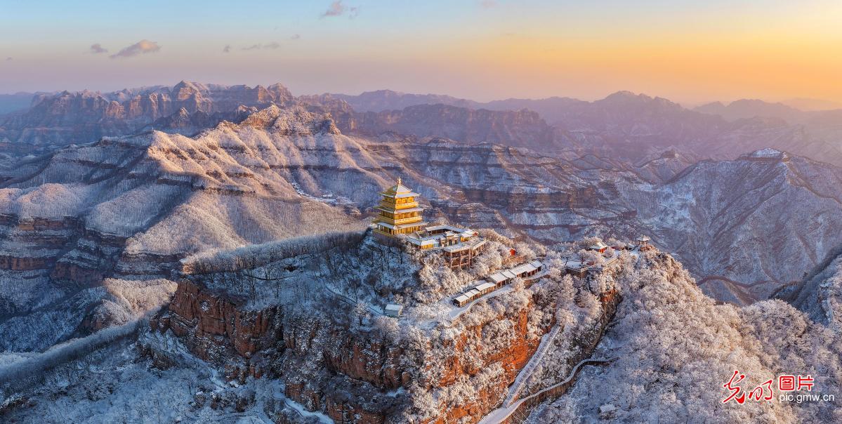 First snow of winter paints Wangwu Mountain in Henan First snow of winter paints Wangwu Mountain in Henan