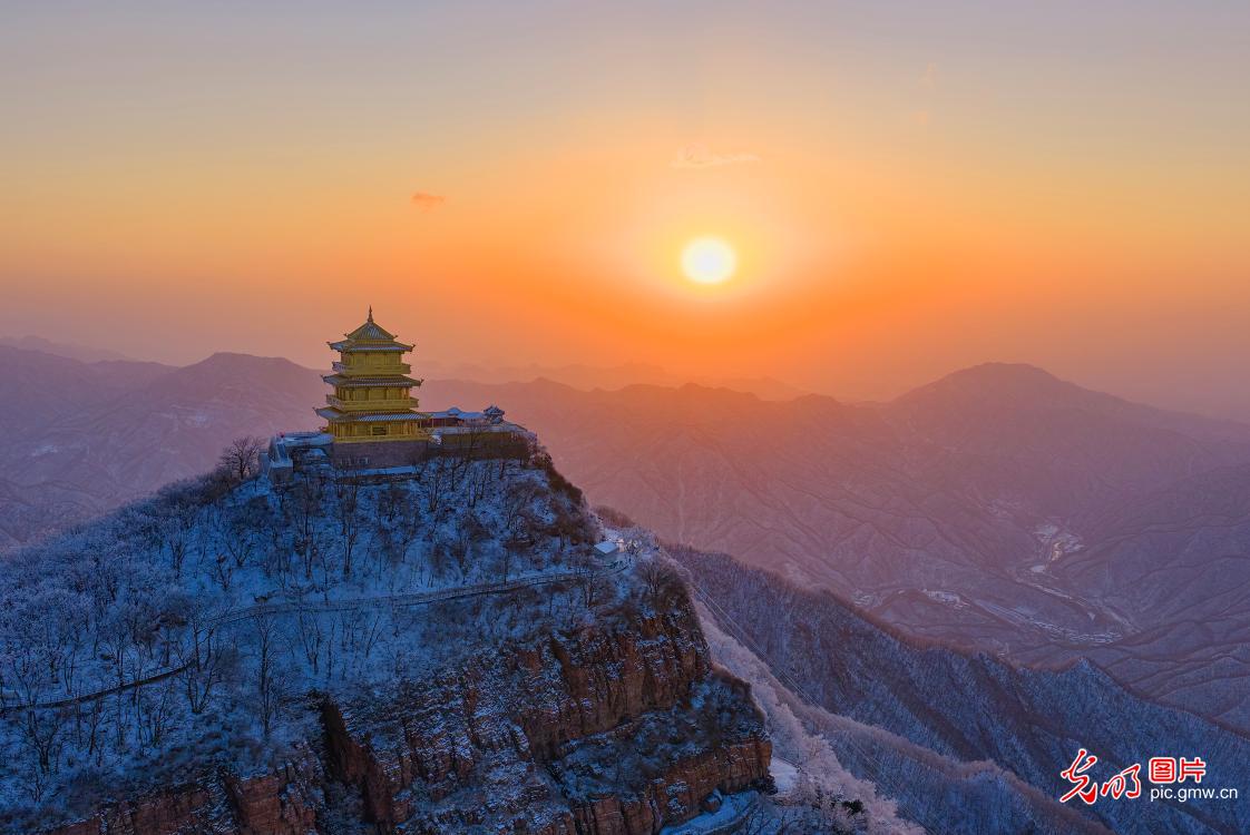 First snow of winter paints Wangwu Mountain in Henan First snow of winter paints Wangwu Mountain in Henan