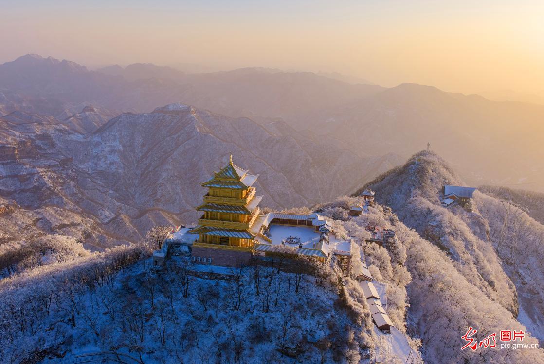 First snow of winter paints Wangwu Mountain in Henan First snow of winter paints Wangwu Mountain in Henan