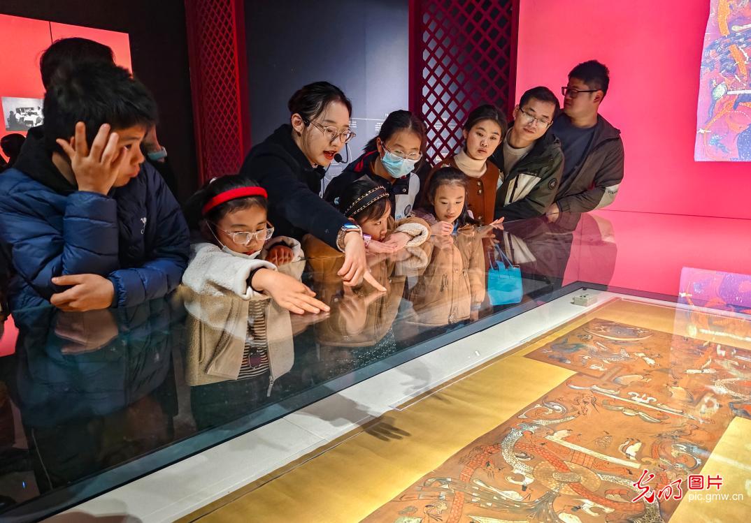 Han Dynasty treasures draw crowds in E China's Anhui