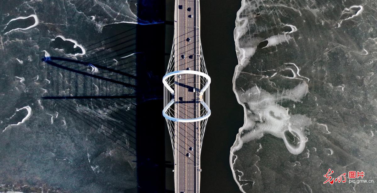 Frozen Hun River forms striking winter patterns Frozen Hun River forms striking winter patterns