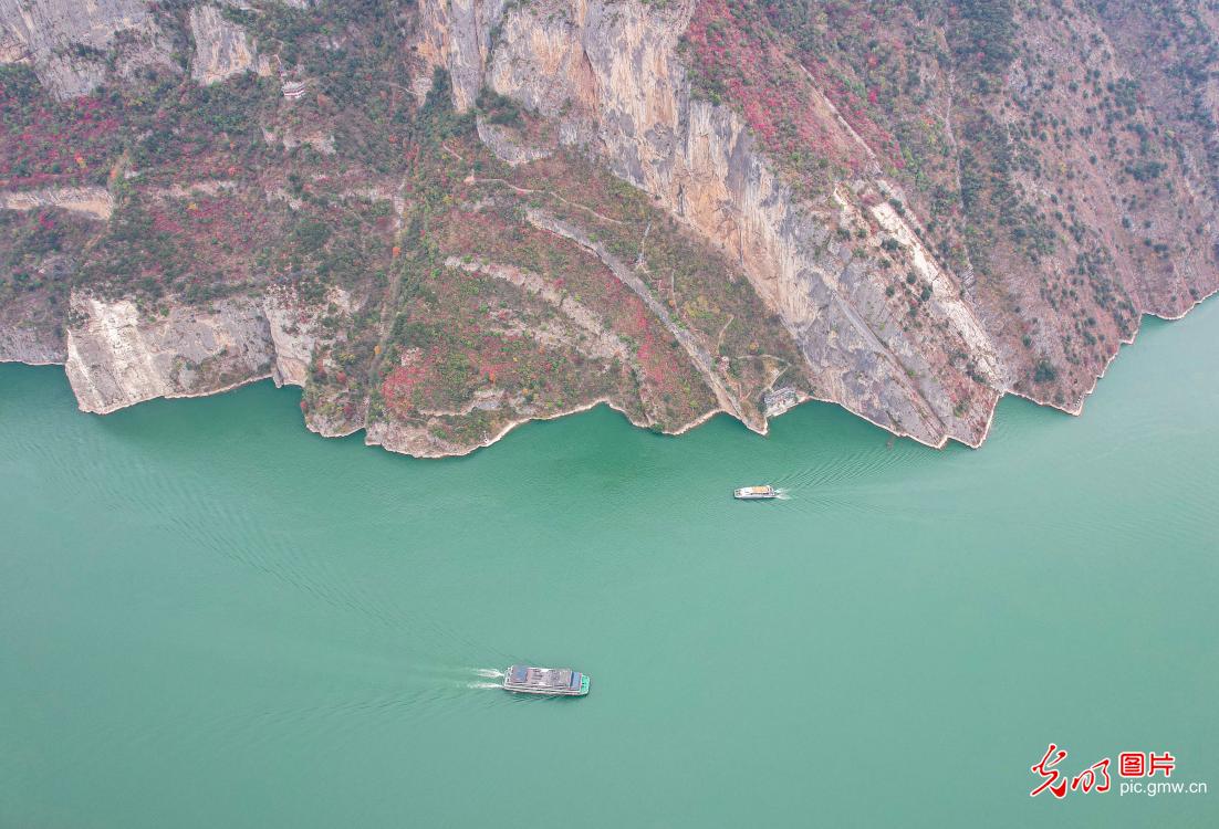 Autumn hues linger along the Yangtze in Wuxia Gorge