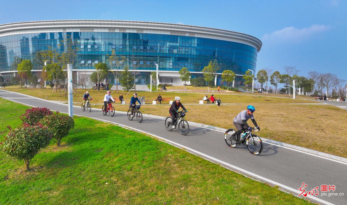 Citizens enjoy winter cycling amid green spaces in SW China's Chongqing