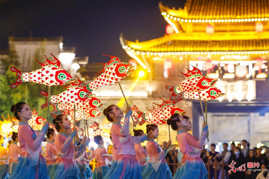 Fish lantern dance draws crowds in Anhui's Huizhou Ancient City