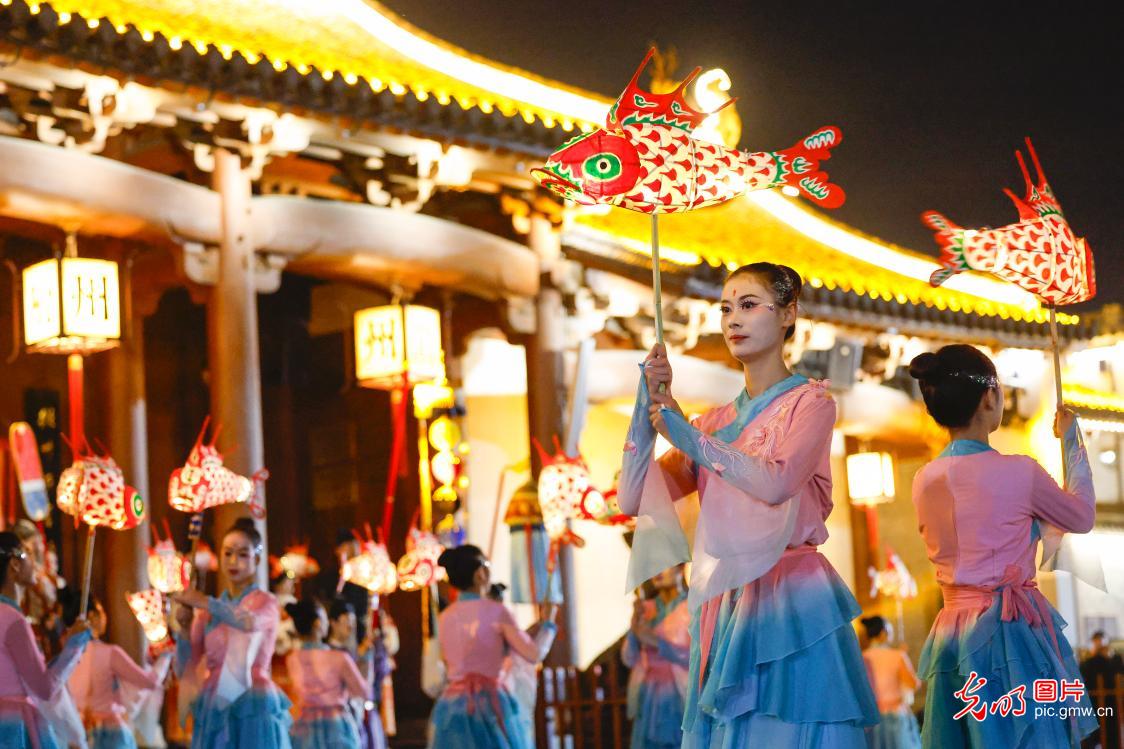 Fish lantern dance draws crowds in Anhui's Huizhou Ancient City