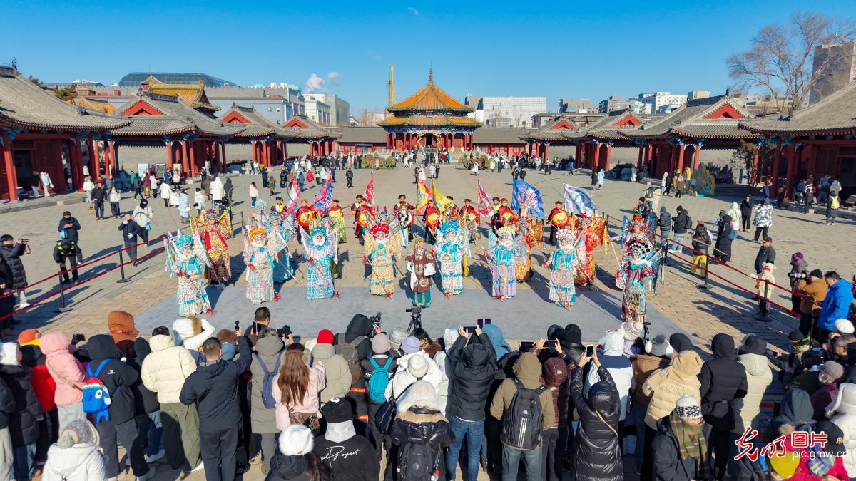 Peking Opera performance brings cultural warmth on Winter Solstice