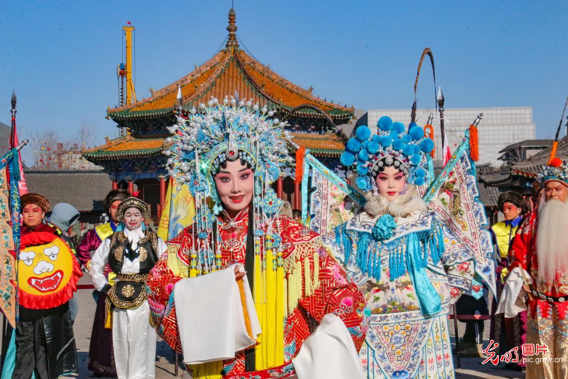 Peking Opera performance brings cultural warmth on Winter Solstice