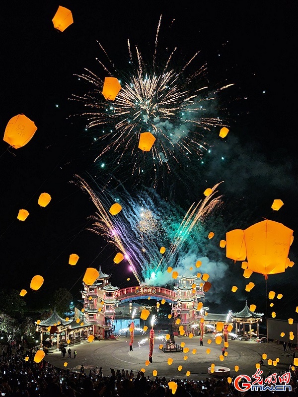 Thousand lanterns light up Gexian Village nights Thousand lanterns light up Gexian Village nights