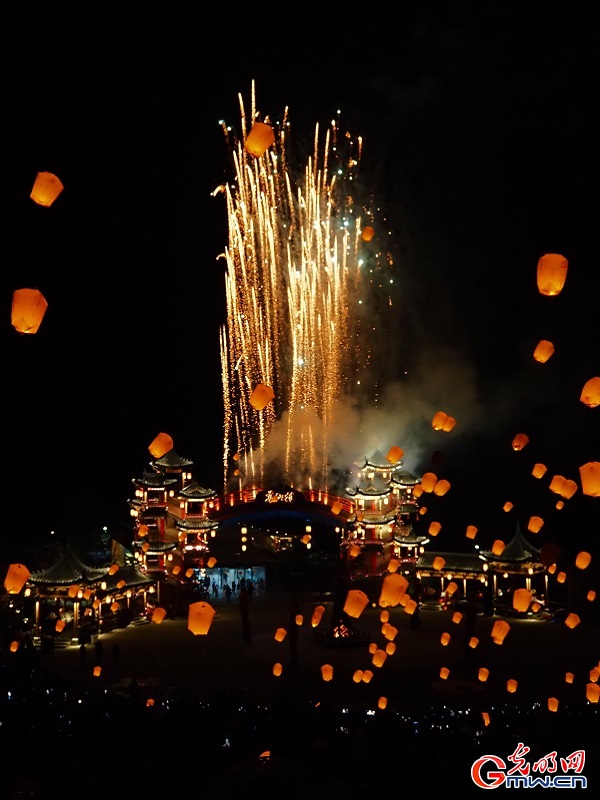 Thousand lanterns light up Gexian Village nights Thousand lanterns light up Gexian Village nights