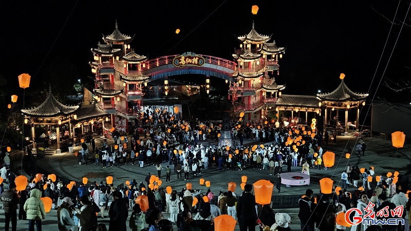 Thousand lanterns light up Gexian Village nights Thousand lanterns light up Gexian Village nights