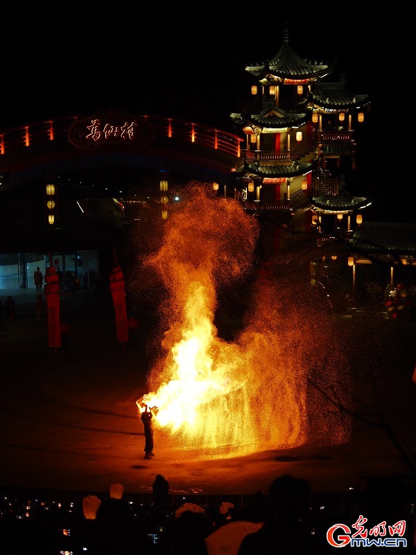 Thousand lanterns light up Gexian Village nights Thousand lanterns light up Gexian Village nights