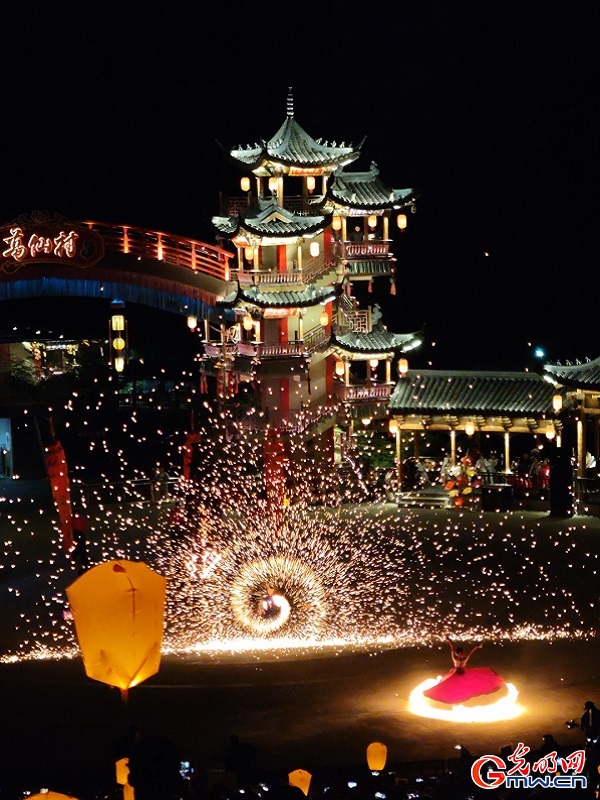 Thousand lanterns light up Gexian Village nights Thousand lanterns light up Gexian Village nights