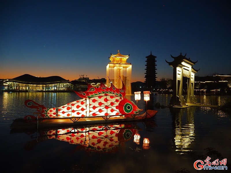 Molten iron lights up night sky at Wunvzhou scenic area Molten iron lights up night sky at Wunvzhou scenic area