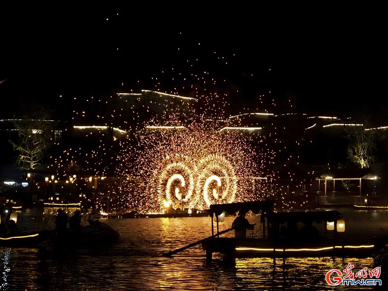 Molten iron lights up night sky at Wunvzhou scenic area Molten iron lights up night sky at Wunvzhou scenic area