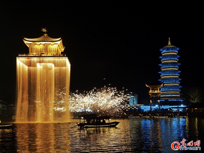 Molten iron lights up night sky at Wunvzhou scenic area Molten iron lights up night sky at Wunvzhou scenic area